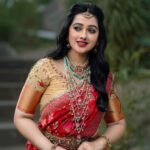 Aishwarya Pisse Instagram – Being urself is the most beautiful thing….😉

Jewellery: @emmadi_silver_jewellery_hyd 
Outfit: @maramsclothing_official 
Styling: @priyareddy_baddigam 
Pc: @maturi_venky 
Hairstyle: @praneetha_beautymakeover