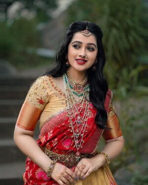 Aishwarya Pisse Instagram - Being urself is the most beautiful thing….😉

Jewellery: @emmadi_silver_jewellery_hyd 
Outfit: @maramsclothing_official 
Styling: @priyareddy_baddigam 
Pc: @maturi_venky 
Hairstyle: @praneetha_beautymakeover