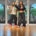 Akasa Instagram - Recreate and tag us 🏷️ we will be sharing some covers in our stories 🥳 . #shazebsheikhchoreography with @akasasing 💕 at my dance home @tangerineartsstudio 🧡 . This song keeps growing on you , thanks for the banger @akasasing 🫶🏾 @taarukraina 🫶🏾 . #kalleyan . My look styled by the sweetest @airtafae_ 🫶🏾 @stylebyamalafzal 🤎 . . . . . . #dance #challenge #trending #explore #explorepage #dancechallenge #grooves Tangerine Arts Studio