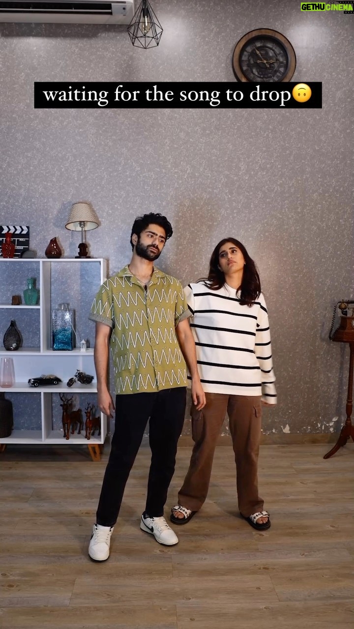 Akasa Instagram - Before #Kalleyan and after #kalleyan Go check out our song if you haven’t ♥️ • • • • • • • • #akasa #akasasingh #akasasing #akasakebesties #akasians #trending #love #fyp #explore #trendingreels #naagin #shringaar #punjabisongs #trendingsongs #trend #ragemonkey #taarukraina #mismatched #khogaye