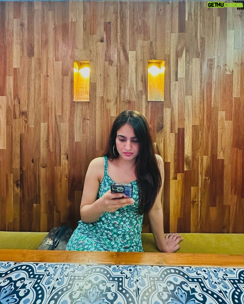 Aksha Pardasany Instagram - A girl waiting for her food ❤️🙋🏻‍♀️ 📸 @kaushal_dp