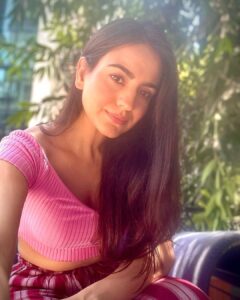 Aksha Pardasany Instagram - Personal reminder to keep jawline intact this weekend 😀