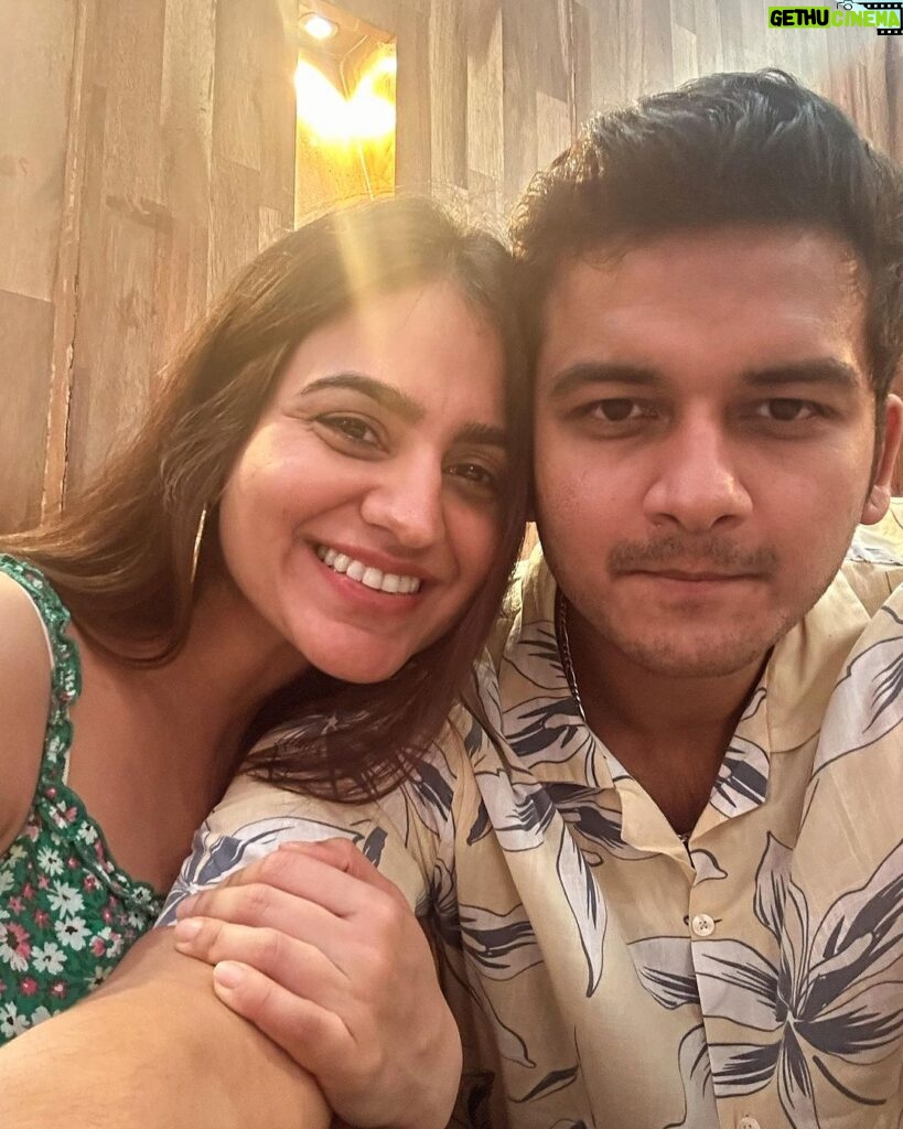 Aksha Pardasany Instagram - We are not mushy people but kabhi kabhi awwww accha lagta hai 😂 So all of you will comment awww today 😎 TIA ❤️ @kaushal_dp you can roll your eyes at me later 😀 #mushy
