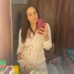 Aksha Pardasany Instagram - Same same but different ❤️ #shootday #shoot #mirrorselfie