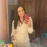 Aksha Pardasany Instagram - Same same but different ❤️ #shootday #shoot #mirrorselfie