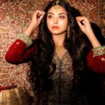 Akshata Sonawane Instagram - NUR- THE DIVINE LIGHT. . . Photographer @shotbyrohitdey Model @akshatasonawane MUA @farah_mehdi_ Hair Stylist @kunda_hairstylist Styled by @aishamouse_label . . #indianwear#traditionalwear#magazine#highfashionmakeup#indianaesthetics#traditional#mumbaiportraits#mumbaiphotographer#moodyportraits#studio#editorial#shotonnikon#shotbyrohitdey Mumbai - मुंबई