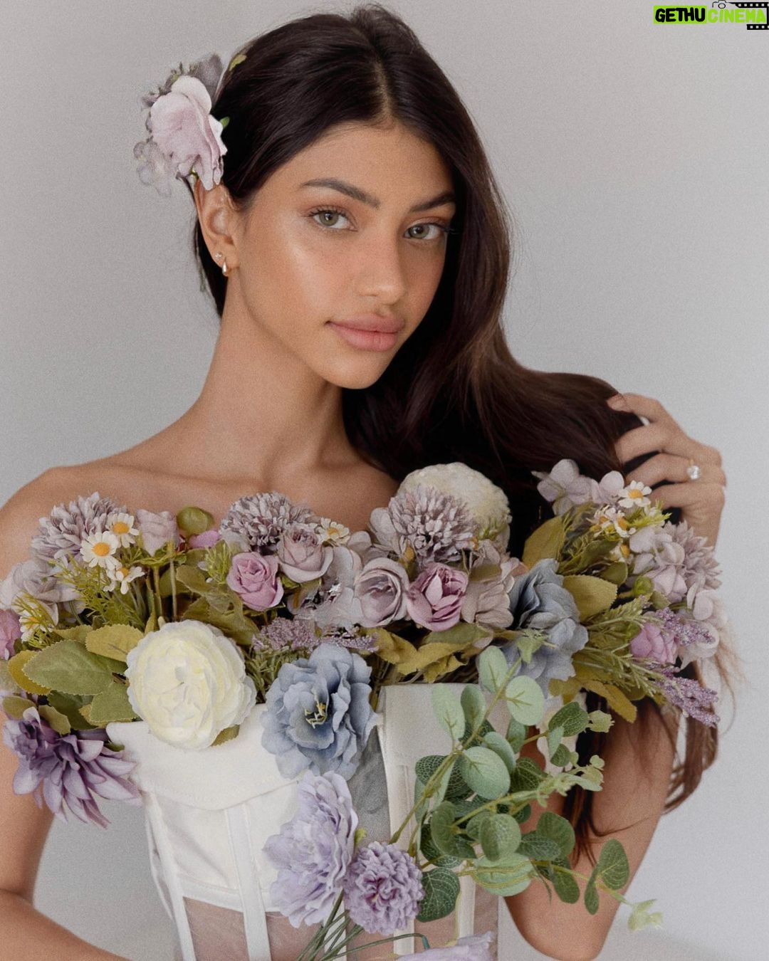 Alanna Panday Instagram - If your New Years resolution was to spend less $$$ on skincare and make up you NEED @IPSY’s Full Size Subscription #IPSYPARTNER You get 5 full size products for just $28. If you had to buy each of these individually it would be $120+!! How can you say no to that? They’ve also made some exciting changes for 2023! Their full subscription members now get to opt in for a ‘Beauty Boost’ to receive one additional high-delight, full-size product (worth $40+) for only $15 more a month. Januarys Full Size Subscription: @MuradSkincare - AHA/BHA Exfoliating Cleanser @tartecosmetics - SEA H2O balm lip tint @fentybeauty - Sun Stalk'R Face + Eye Bronzer & Highlighter Palette (BOOST) @firstaidbeauty - KP Smoothing Body Lotion @mischobeauty - Eyeshadow Palette @v_kosmetik - Eyelash Curler Click the link in @IPSY's bio to take their 5-minute quiz to personalize your own Glam Bag!
