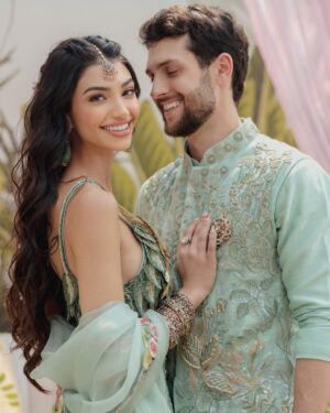 Alanna Panday Instagram - Tropical Rainforest couture by @rahulmishra_7 for our Tropical Oasis Mehndi 🌿 🦜🦒
Shot by @thehouseontheclouds 
Styled by @stylebyami 
Jewellery @shriparamanijewels