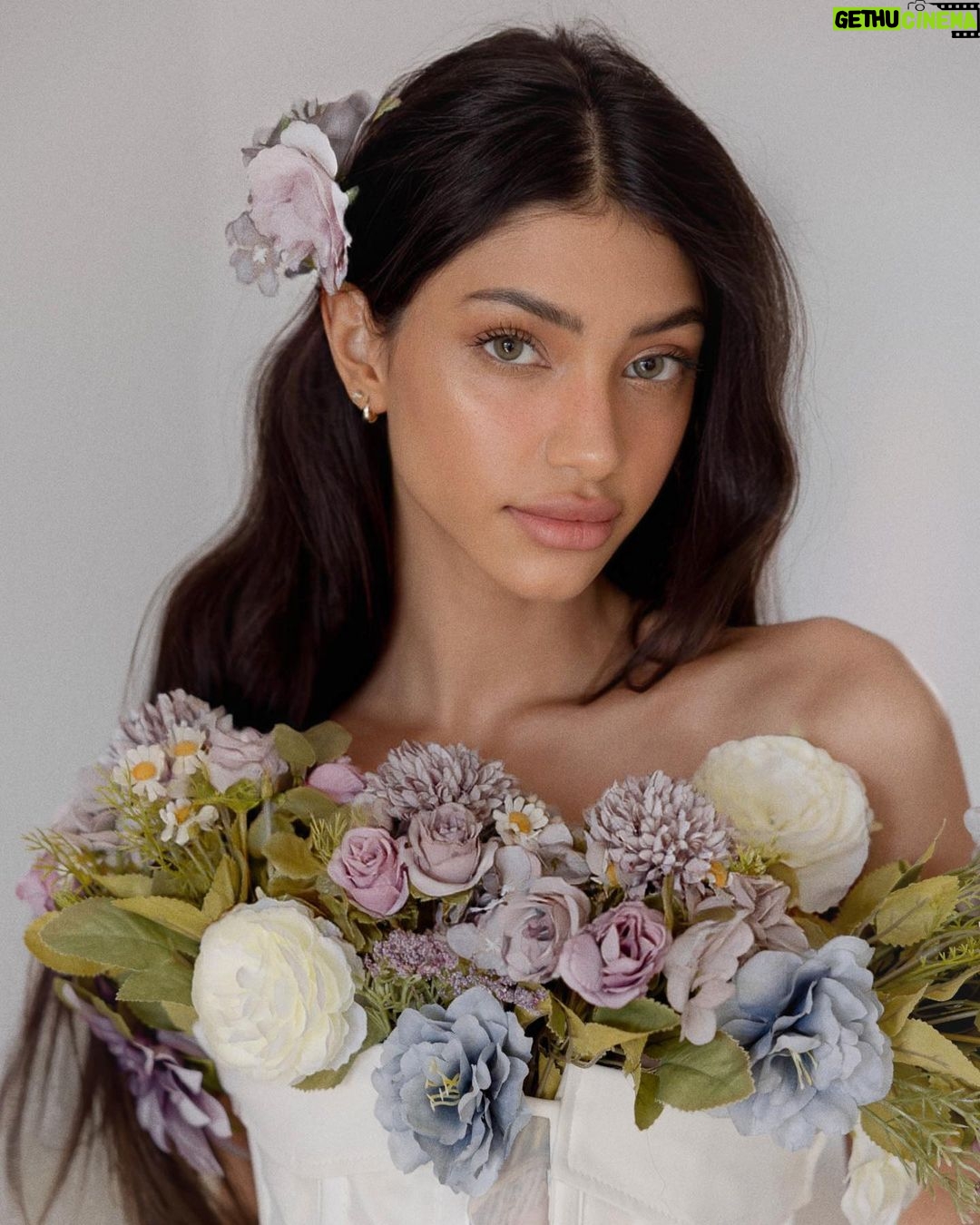 Alanna Panday Instagram - If your New Years resolution was to spend less $$$ on skincare and make up you NEED @IPSY’s Full Size Subscription #IPSYPARTNER You get 5 full size products for just $28. If you had to buy each of these individually it would be $120+!! How can you say no to that? They’ve also made some exciting changes for 2023! Their full subscription members now get to opt in for a ‘Beauty Boost’ to receive one additional high-delight, full-size product (worth $40+) for only $15 more a month. Januarys Full Size Subscription: @MuradSkincare - AHA/BHA Exfoliating Cleanser @tartecosmetics - SEA H2O balm lip tint @fentybeauty - Sun Stalk'R Face + Eye Bronzer & Highlighter Palette (BOOST) @firstaidbeauty - KP Smoothing Body Lotion @mischobeauty - Eyeshadow Palette @v_kosmetik - Eyelash Curler Click the link in @IPSY's bio to take their 5-minute quiz to personalize your own Glam Bag!