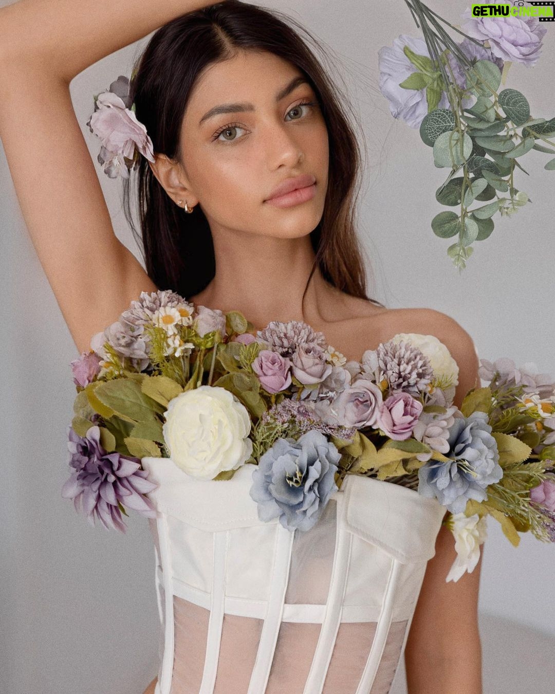 Alanna Panday Instagram - If your New Years resolution was to spend less $$$ on skincare and make up you NEED @IPSY’s Full Size Subscription #IPSYPARTNER You get 5 full size products for just $28. If you had to buy each of these individually it would be $120+!! How can you say no to that? They’ve also made some exciting changes for 2023! Their full subscription members now get to opt in for a ‘Beauty Boost’ to receive one additional high-delight, full-size product (worth $40+) for only $15 more a month. Januarys Full Size Subscription: @MuradSkincare - AHA/BHA Exfoliating Cleanser @tartecosmetics - SEA H2O balm lip tint @fentybeauty - Sun Stalk'R Face + Eye Bronzer & Highlighter Palette (BOOST) @firstaidbeauty - KP Smoothing Body Lotion @mischobeauty - Eyeshadow Palette @v_kosmetik - Eyelash Curler Click the link in @IPSY's bio to take their 5-minute quiz to personalize your own Glam Bag!
