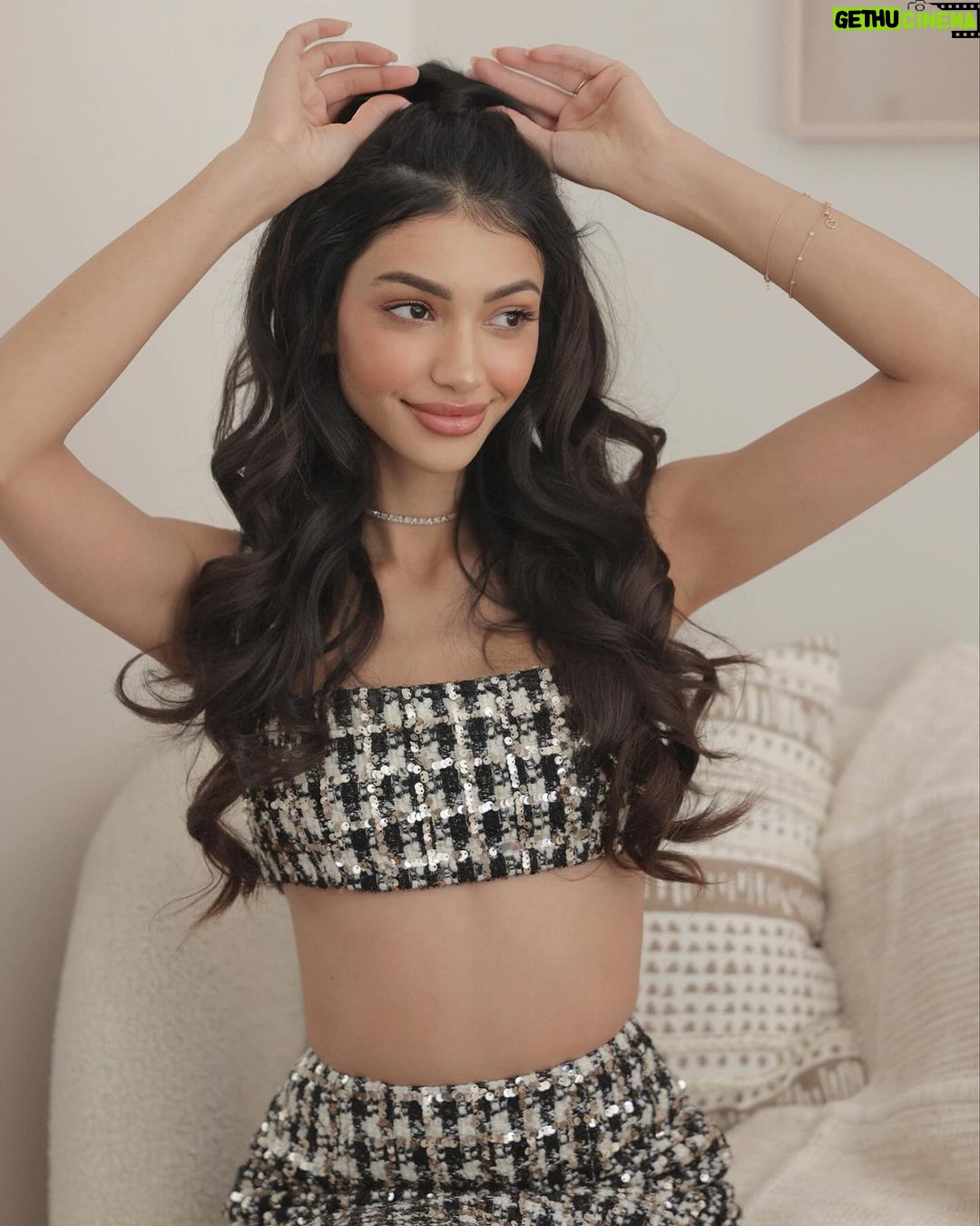 Alanna Panday Instagram - 🎄CHRISTMAS GIVEAWAY🎄 I love styling my hair and my go to’s have always been the Redken styling range @redken and I have come together to give you’ll a chance to win some exciting prizes this festive season! We’ll be picking two lucky winners. Steps to enter: 🎄Let us know which of these Redken products are you excited to try 🎄Tag @redken in the comments 🎄Tag 3 of your friends and ask them to participate too Giveaway closes - 29th Dec at 7pm IST Winners will be tagged in the caption Giveaway valid for profiles based in India. #StyleConfidently #RedkenIndia #AD