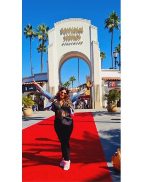 Aleeza Khan Instagram - Hollywood!!!! Where dreams Come true .... 

LOS ANGELOS CALIFORNIA.📍

YES I SAW A DREAM , AND I MADE IT COME TRUE. SINCE CHILDHOOD ALWAYS BEEN A FAN OF HOLLYWOOD MOVIES AND TV SHOWS. FROM BEING AS OLD 5YRS OLD TILL DATE. WHO SAYS DREAMS DONT COME TRUE... IF YOU HAVE THE COURAGE TO DREAM BIG AND MANIFEST IT EACH  DAY AND NIGHT. IT TAKES QUITE A LONG PROCEDURE .. BUT IT DOES COME TRUE
AGE NO LIMITS!!!

TOTALLY BLESSED !! SPEECHLESS 
OUT OF WORDS .!!! SUPER EXCITED FOR THE @unistudios .WHAT A WONDERFUL DAY OUT AT THE STUDIOS. WORTH EVERY PENNY. 

TIMINGS 9AM TO 6PM 

ITS A HUGE PROPETY TAKES UR ENTIRE DAY !!!!
STARTS FROM 100$ goes upto 170$ ( FOR GENERAL ENTRY)
AND 200$ to 250 ( EXPRESS PASS SINGLE ENTRY TO UNLIMITED PASS) 

#TIP: EITHER START EARLY / OR IF U DONT WANNA WASTE TIME IN WAITING TAKE TYE EXPRESS PASS. 

#TIP:  STARTS AT 9AM , ITS A HUGE PLACE, TO EXPERIENCE EVERYTHING AND NOT MISS OUT ON ANYTHING START UR DAY EARLY ..EARLY AS 7AM FINISH UR BREAKFAST AND GET READY AND LEAVE BY 8AM. TO BE THERE SHARP BY 9AM. 

FOOD WATER BOTTLES CAN BE TAKEN INSIDE, INCASE IF YOU WANNA SAVE UR EXTRA BUCKS AND TIME, CARRY UR OWN FOOD. OTHERWISE, FOOD, RESTAURANTS, COFFE SHOPS,UR  FAVOURITE STARBUCKS TOO... EVERYTHING IS AVAILABLE INSIDE.SHOPPING FROM UR FAVOURITE MOVIE STORES US ALSO AVAILBLE. 

ABSOLUTELY 💯 💯 💯 

MEET ALL UR FAVOURITE CHILDHOOD  CHARACTERS, FAVOURIYE MOVIE SETS , RIDE EXPERIENCE, THEME PARKS, ETC.

EVERYTHING AT ITS BEST!!!
FROM TRANSFORMERS TO HARRY POTTER,FROM THE MUMMY TO JURASSIC WORLD , TO NINTENDO WORLD, SUPET MARIO BROS, NINJA TURTLE .
FROM HOGWARTS TO SIMPSONS, SCOOBY DOO ,TO KRUSTYLAND, 
EVERTHING WAS JUST SO PERFECT !!!

MEETING MY FAVOURITE TRANSFORMERS SHAKING HANDS TO DANCING WOTH THEM , MADE MY DAY 🤩🤩🤩

#universalstudios #themepark #hollywood #losangeles #california #transformers #themummy #Harrypotter #hogwarts  #Hogwartsexpresss #nintendo #supermario #mario #scoobydoo #simpsons #jurassicpark #jurassicworld #krustyland #ninja #ninjaturtles #lifeofpets #lifeofadventure