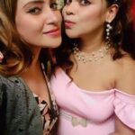 Aleeza Khan Instagram - Happiest birthday to my Soul Sister...to my favourite of all..a woman who is the strongest of all , someone who knows me in and out,knows Every single bit about me.thankyou for being there always.for always loving me unconditionally and selflessly. Always been there in my thick and thin. Thankyou sister !!! My Forever Best Friend. You know how much I love you.And i just wanna pray to allah that you get all the best things of the World. May this bday be as special as You Are. Cheers 🥂🥂🥂 love you geetu @anjaani_si 🎂🎂🎂🎁🎁🎁🍾🍾🎉🎉🥳🥳💖💖♥️♥️♥️
