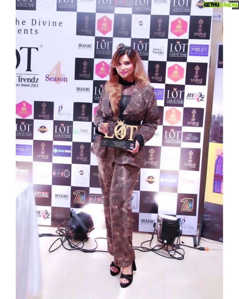 Aleeza Khan Instagram - ♥️♥️ Big thankyou Lords of the trendz for the honour of Most stylish television actress 2023. ♥️♥️Lovely Event, great show , great team. Cheers to Season 4. @trishul_the_divine @lordoftrendzofficial @shobhhitsloshes_official @ssongerwala #show #Event #awards how #awardsnight #fashionshow #goodtimes #happy #totally #blessed #lordsoftrendzofficial Galaxy Banquet