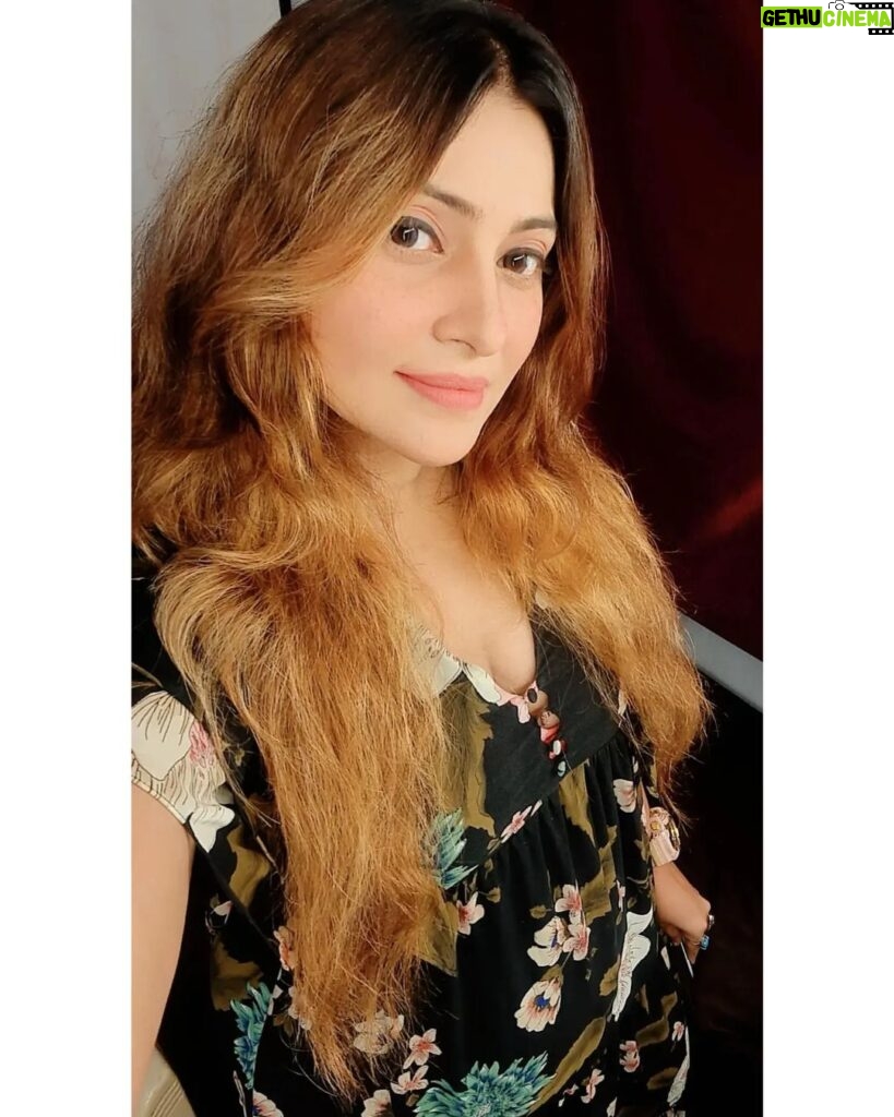 Aleeza Khan Instagram - 💜💜 "When you have a dream, you've got to grab it and never let go." 💜💜 #selflove #selfcare #love #loveyourself #motivation #positivevibes #happiness #inspiration #life #quotes #instagood #believe #lifestyle #mindset #instagram #happy #positivity #success #motivationalquotes #goals #bhfyp #yourself #mentalhealth #like #inspirationalquotes #follow #fitness #quoteoftheday #healing #beauty Classic Studio Mira Road
