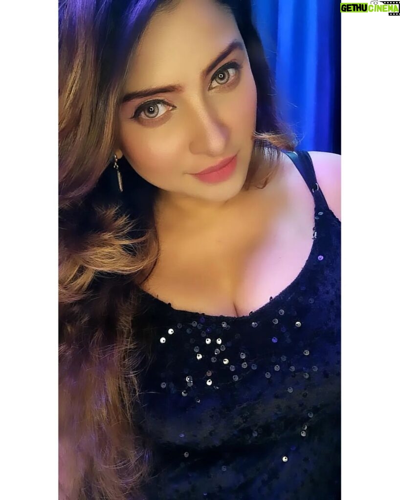 Aleeza Khan Instagram - ♥️♥️ Do today's duty, fight today's temptation; do not weaken and distract yourself by looking forward to things you cannot see, and could not understand if you saw them. ♥️♥️ #loveyourself #business #quoteoftheday #positivity #fitfam #motivational #sport #photooftheday #photography #healthylifestyle #healthy #quote #gymlife #yourself #instadaily #art #muscle #inspire #selfcare #fashion #smile #weightloss #gymmotivation #beautiful #exercise #nature #personaltrainer #strong #picoftheday #lifequotes