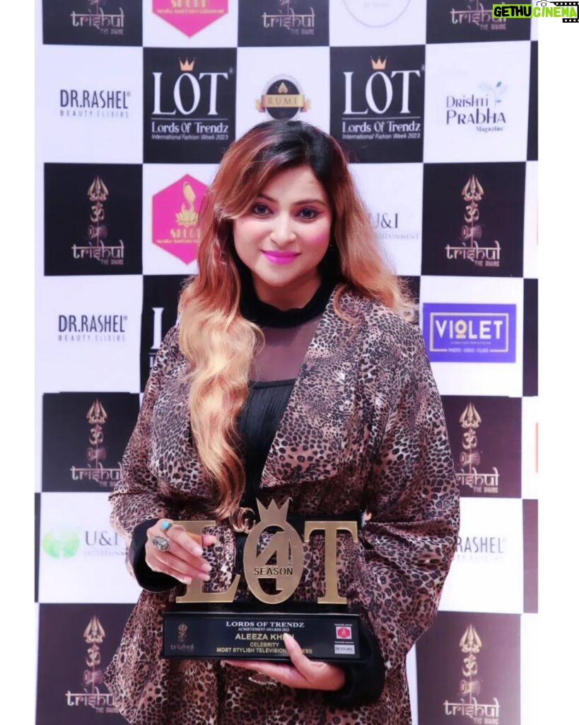 Aleeza Khan Instagram - ♥️♥️ Big thankyou Lords of the trendz for the honour of Most stylish television actress 2023. ♥️♥️Lovely Event, great show , great team. Cheers to Season 4. @trishul_the_divine @lordoftrendzofficial @shobhhitsloshes_official @ssongerwala #show #Event #awards how #awardsnight #fashionshow #goodtimes #happy #totally #blessed #lordsoftrendzofficial Galaxy Banquet