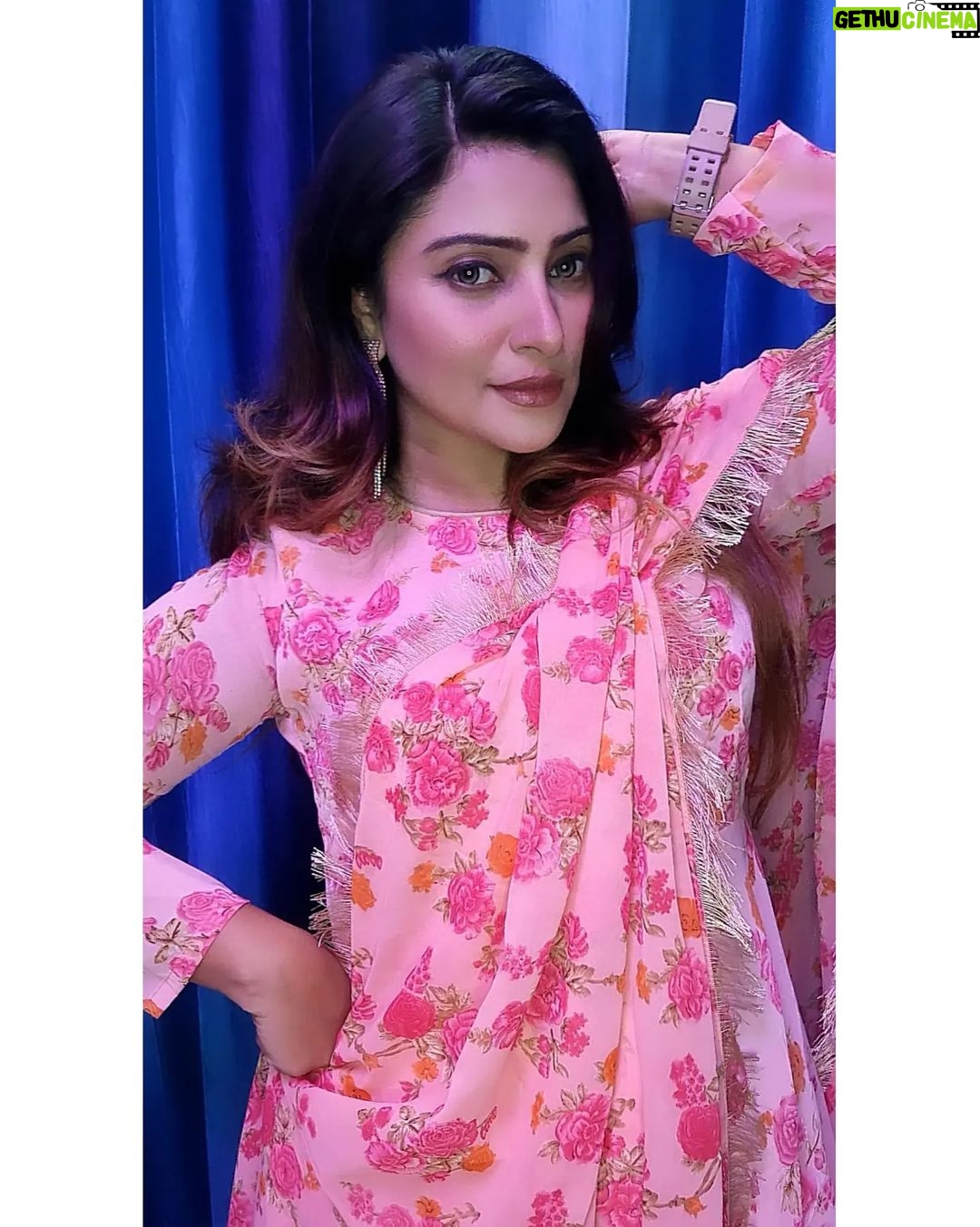 Aleeza Khan Instagram - Don’t worry if people think you’re crazy. You are crazy. You have that kind of intoxicating insanity that lets other people dream outside of the lines and become who they’re destined to be.” Mumbai, Maharashtra
