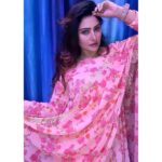 Aleeza Khan Instagram - Don’t worry if people think you’re crazy. You are crazy. You have that kind of intoxicating insanity that lets other people dream outside of the lines and become who they’re destined to be.” Mumbai, Maharashtra