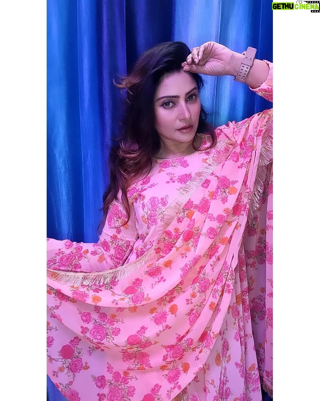 Aleeza Khan Instagram - Don’t worry if people think you’re crazy. You are crazy. You have that kind of intoxicating insanity that lets other people dream outside of the lines and become who they’re destined to be.” Mumbai, Maharashtra
