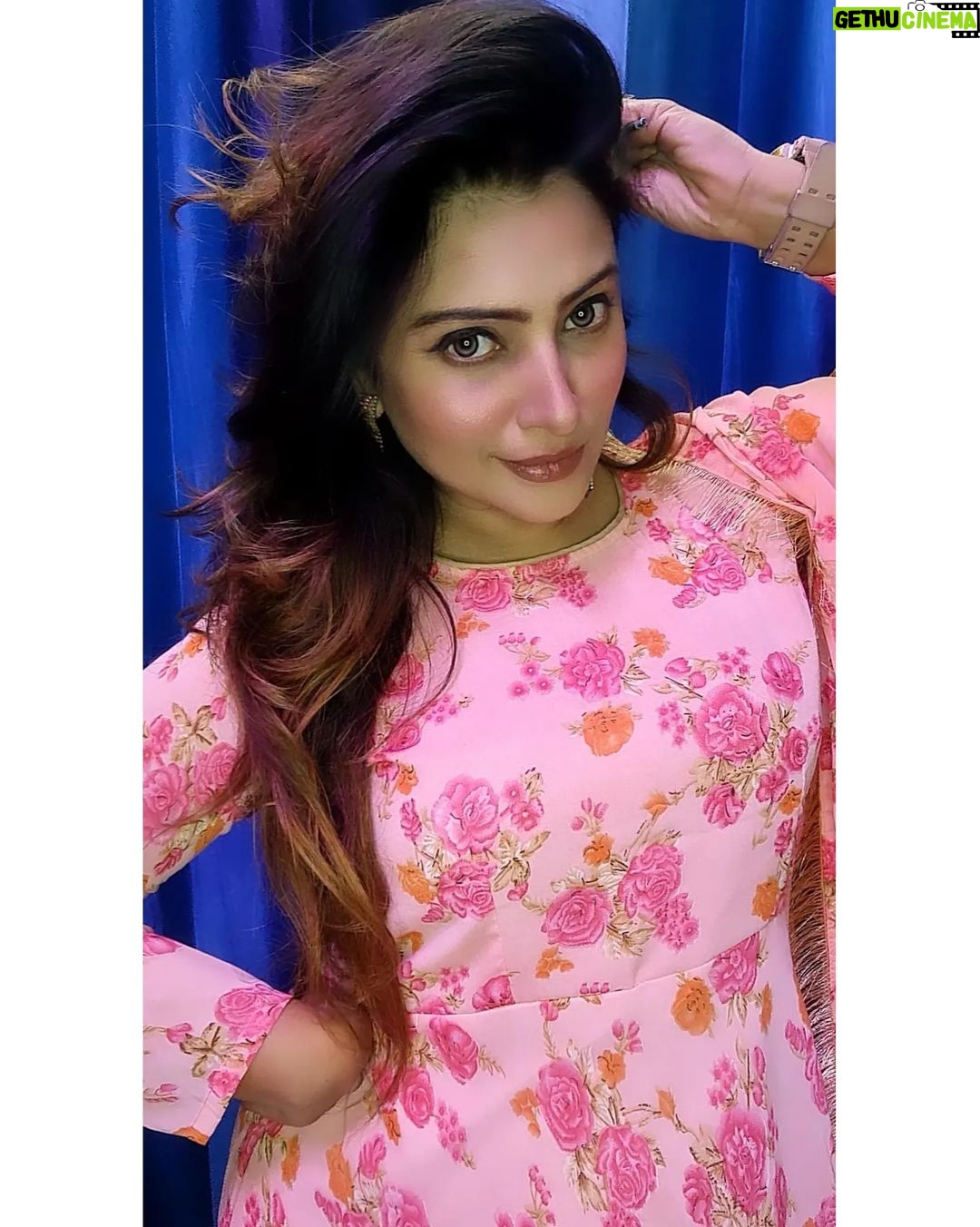 Aleeza Khan Instagram - Don’t worry if people think you’re crazy. You are crazy. You have that kind of intoxicating insanity that lets other people dream outside of the lines and become who they’re destined to be.” Mumbai, Maharashtra