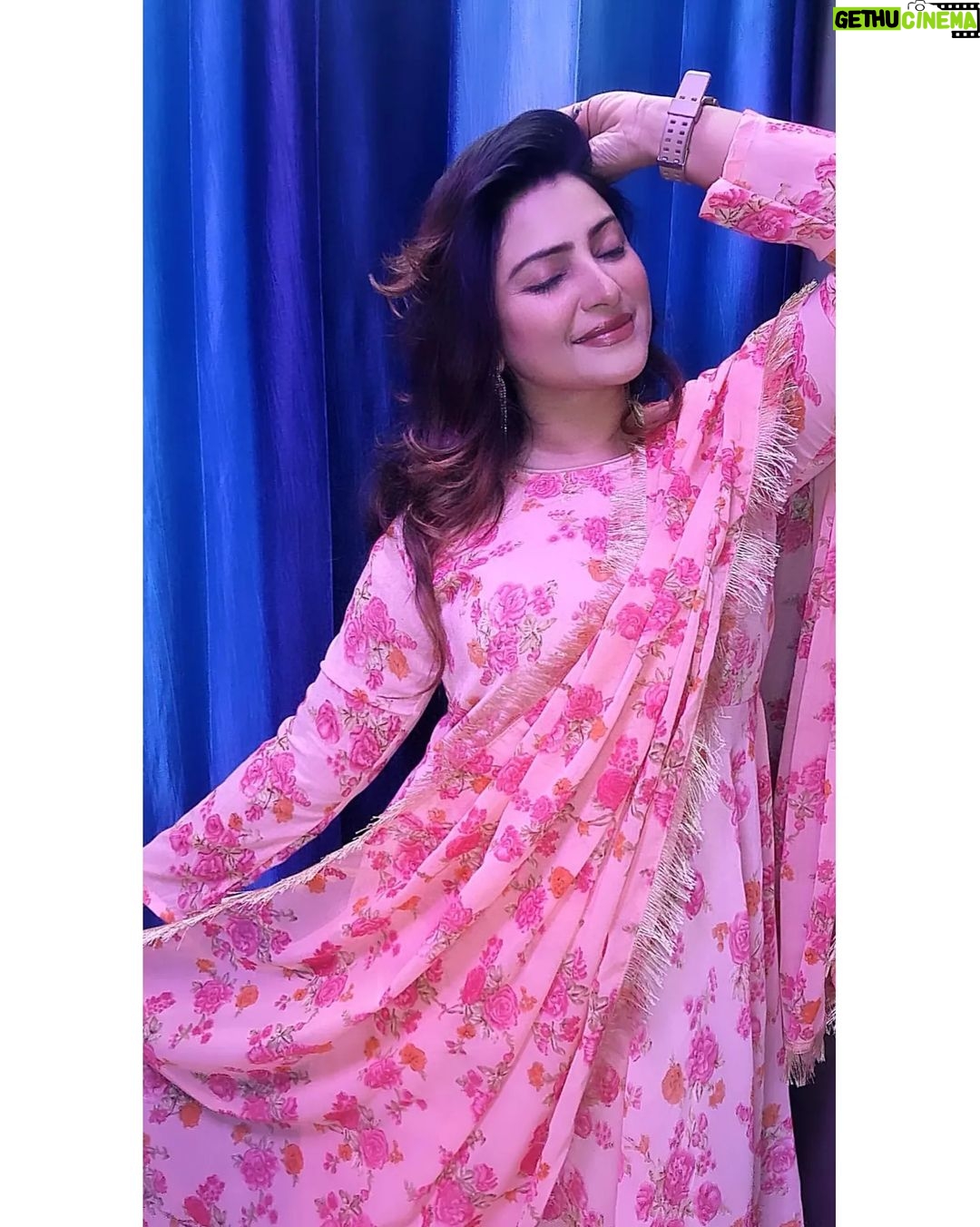 Aleeza Khan Instagram - Don’t worry if people think you’re crazy. You are crazy. You have that kind of intoxicating insanity that lets other people dream outside of the lines and become who they’re destined to be.” Mumbai, Maharashtra