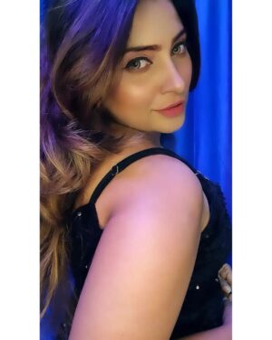 Aleeza Khan Instagram - ♥️♥️ Do today's duty, fight today's temptation; do not weaken and distract yourself by looking forward to things you cannot see, and could not understand if you saw them. ♥️♥️

#loveyourself #business #quoteoftheday #positivity #fitfam #motivational #sport #photooftheday #photography #healthylifestyle #healthy #quote #gymlife #yourself #instadaily #art #muscle #inspire #selfcare #fashion #smile #weightloss #gymmotivation #beautiful #exercise #nature #personaltrainer #strong #picoftheday #lifequotes
