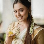 Alisha Prajapati Instagram - Wearing a South Indian saree is like a crash course in 'How to Slay with Elegance 101.' Consider yourself enrolled! 🤍✨