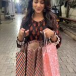 Amandeep Sidhu Instagram – Tag your sisters jinnke bina aapki zindagi aur shopping donon adhoore hain!