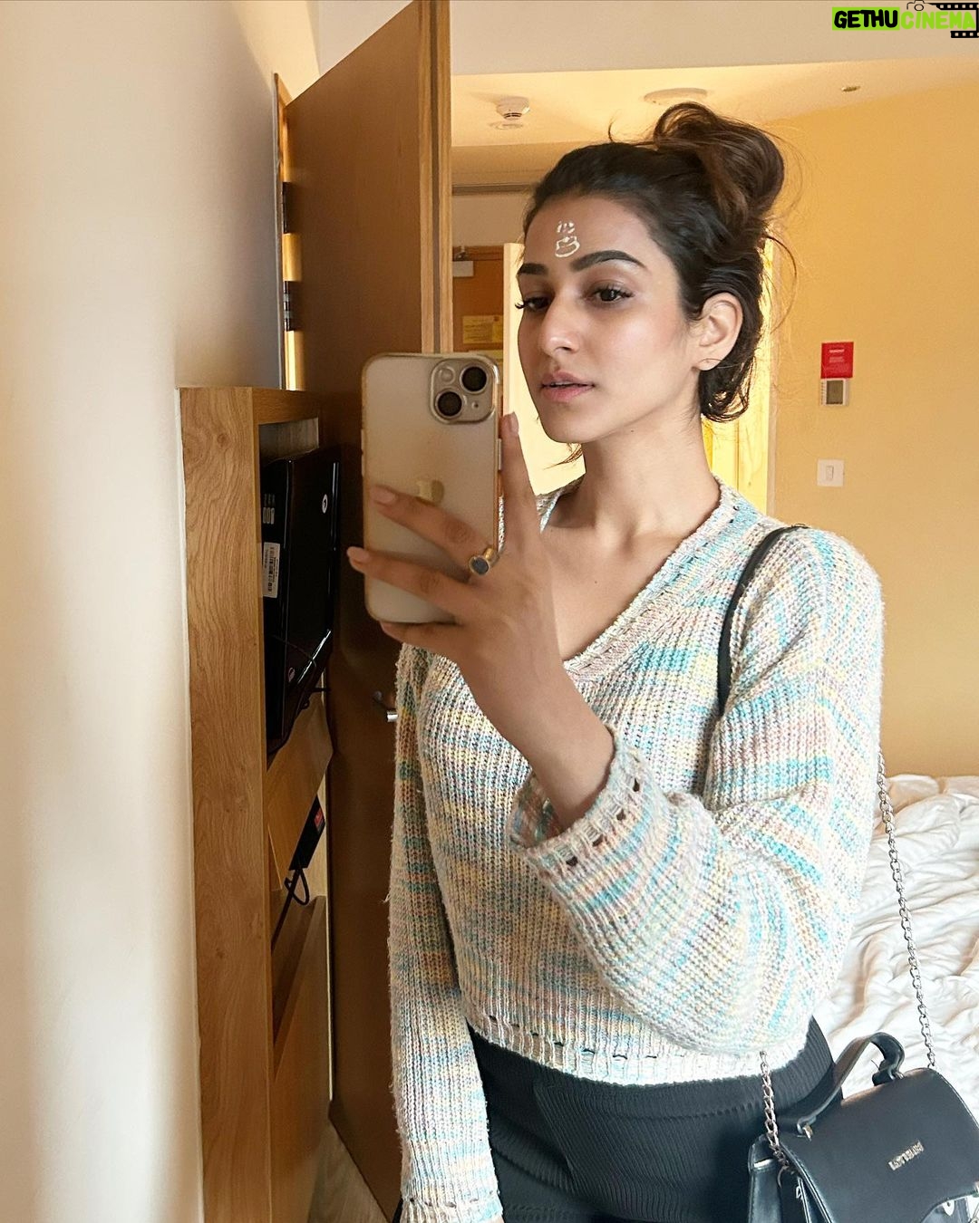Amandeep Sidhu Instagram - So I’ve had the best 2 days of my life. 1. I and mom did darshan after standing in queue for 3 hrs . 2. Muffin in his usual behaviour. 3.I and ishav going for morning darshan at 5 . 4. We did the beautiful darshan ofcourse I cried 🙈 5. Nothing just adoring myself🙈 6. Exploring like a tourist😂 7. We had the best misalpav and wadapav in Nashik. 8. Nothing much just in his usual behaviour told you😂 . . . #amandeepsidhu #familytime #trimbakeshwar #toodles