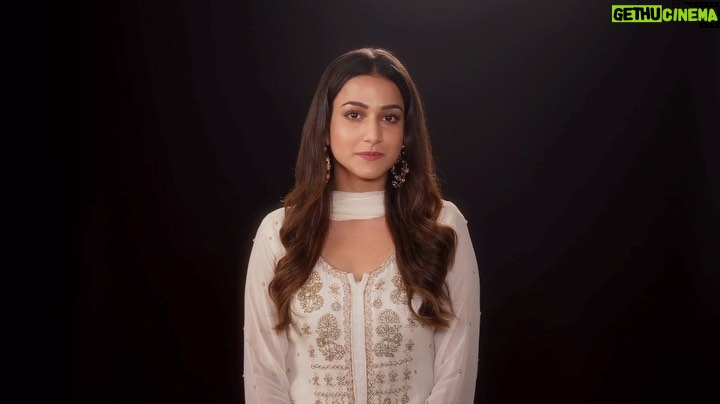 Amandeep Sidhu Instagram - Hey Fan-mily ❤️ Elated to share this Golden Opportunity for all Aspiring Makeup Artists, Hair Stylists & Fashion Stylists to learn & train from the Best and be a part of Indian Film & Tv fraternity. Only at “ IMUSE Academy “ - India’s 1st Truly International Makeup, Hair & Fashion Styling Academy, Now in MUMBAI! 💥 ENROL NOW & I shall see you soon there 🤗💐 Choose Your Freedom, Choose Your Self! @imuseacademy @nehaadhvikmahajan A Film by @adhvik_official #freedomofchoice #creatingglobalartists #imuseacademy #makeup #hair #fashionstyling #amandeepsidhu