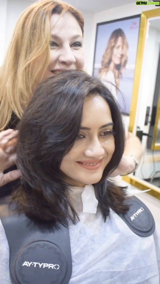 Amika Shail Instagram - Behind the scenes of the haircut that nailed the vibe ! Styled by @christinacreado at @lacoiffuresalon worked her magic to find my perfect look. 💇♀️✨ You've got to give it a try!🤗 . Dop & edit by @sky3rop . . #AmikaShail #lacoiffuresalon #lcs #lacoiffuresalonpowai #bestsaloninpowai #reels #trending