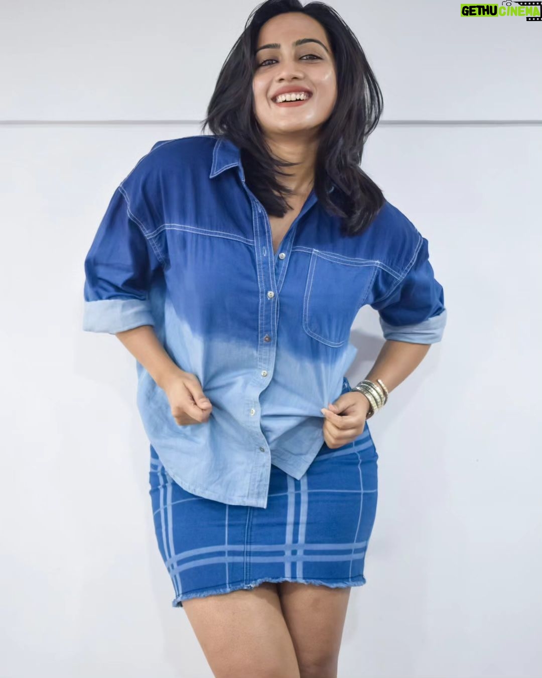Amika Shail - 6.9K Likes - My new Hairstyle by @lacoiffuresalon 💖
Let me know how's the look !
.
.
.
#AmikaShail #hairstyle #newlook #hair #shorthair #haircut #denim #sunday