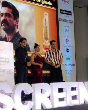 Amika Shail Instagram - I am privileged to present award for @adgully #Screenxx ❤️
Congratulations @eijazkhan 👏🥳
.
.
thank you @manish_kalra_ #bejoyaghosh for the lovely evening invite.
.
Styled by @nmore_mumbai
Team @protoncommunications
.
.
#AmikaShail #screenxx #adgully #awards #awardshow #zee5 #samsung