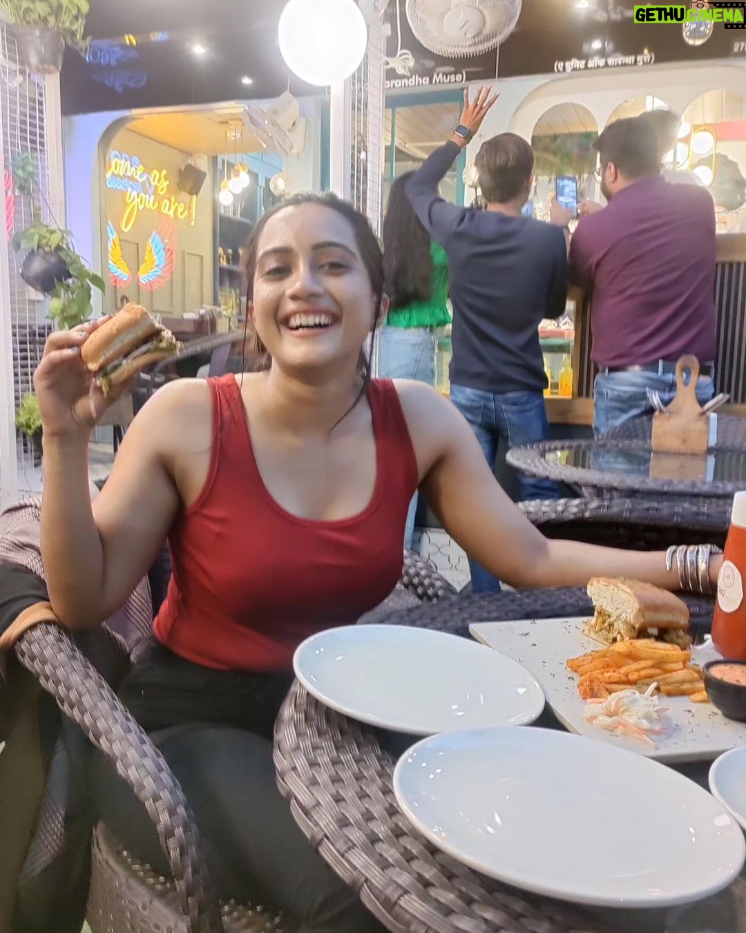Amika Shail Instagram - I also eat burgers 🍔😋 . . #AmikaShail #junk #foodie #burger
