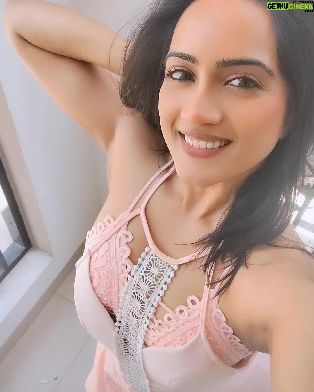 Amika Shail Instagram - Yalla habibi ! Come to Dubai 🤣 . . #AmikaShail #dubai #arab #uae #arabic #instagood Marina Walk Dubai