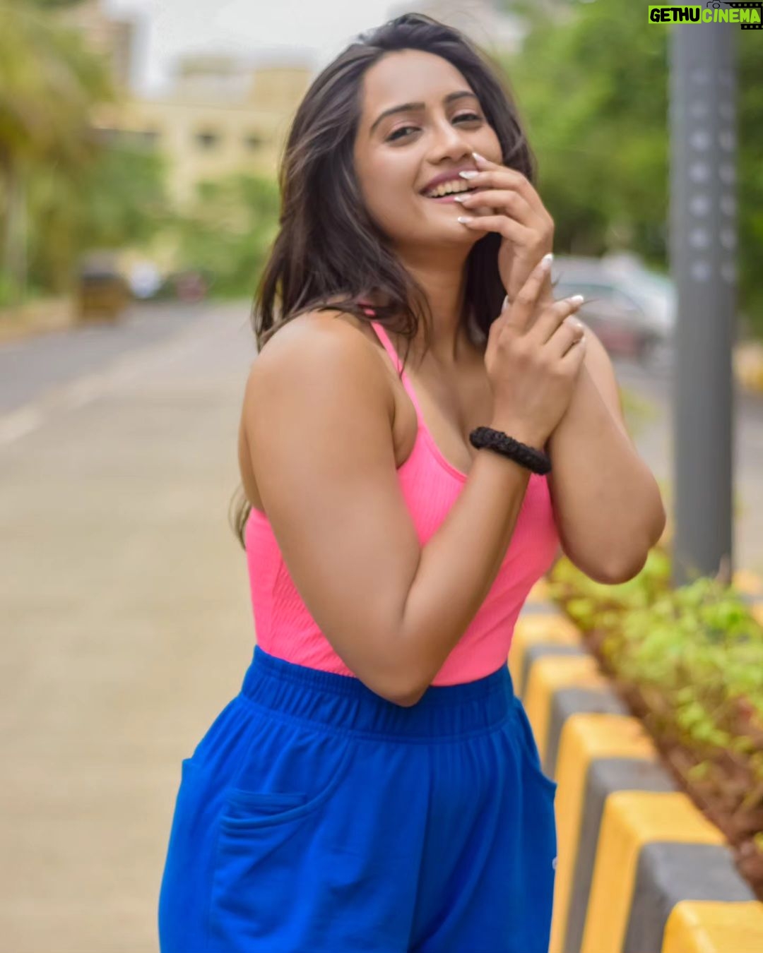 Amika Shail Instagram - Which pink is this ? πΈπ . . Click @pixtur0graphy . . #AmikaShail #pink #hotpink #instagood #instadaily #hot #ootd