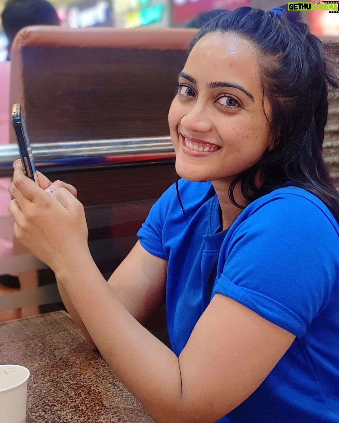 Amika Shail Instagram - Giggles 😉🌍 . . . #AmikaShail #candid #instamood #ootd #instagood #instadaily