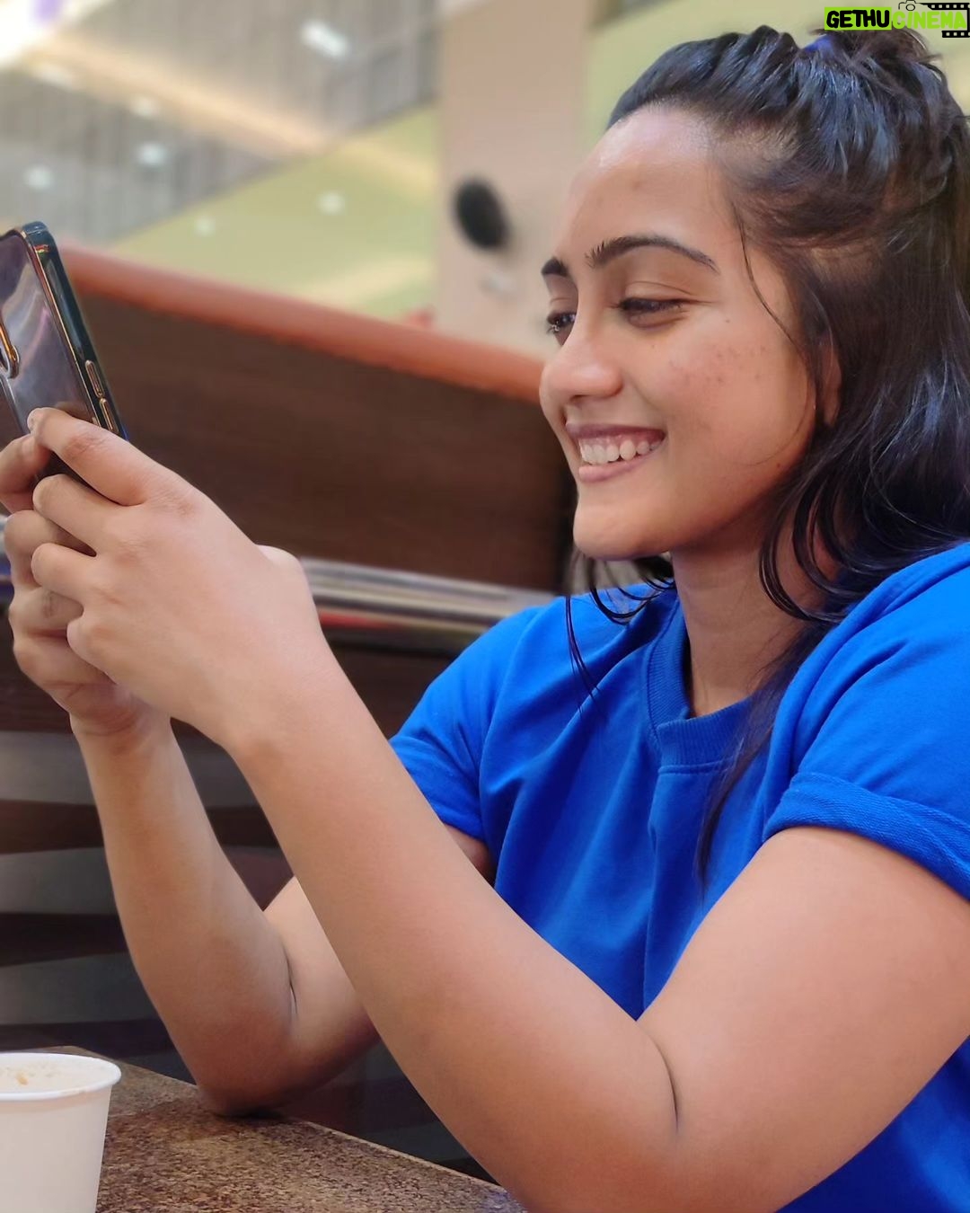Amika Shail Instagram - Giggles 😉🌍 . . . #AmikaShail #candid #instamood #ootd #instagood #instadaily
