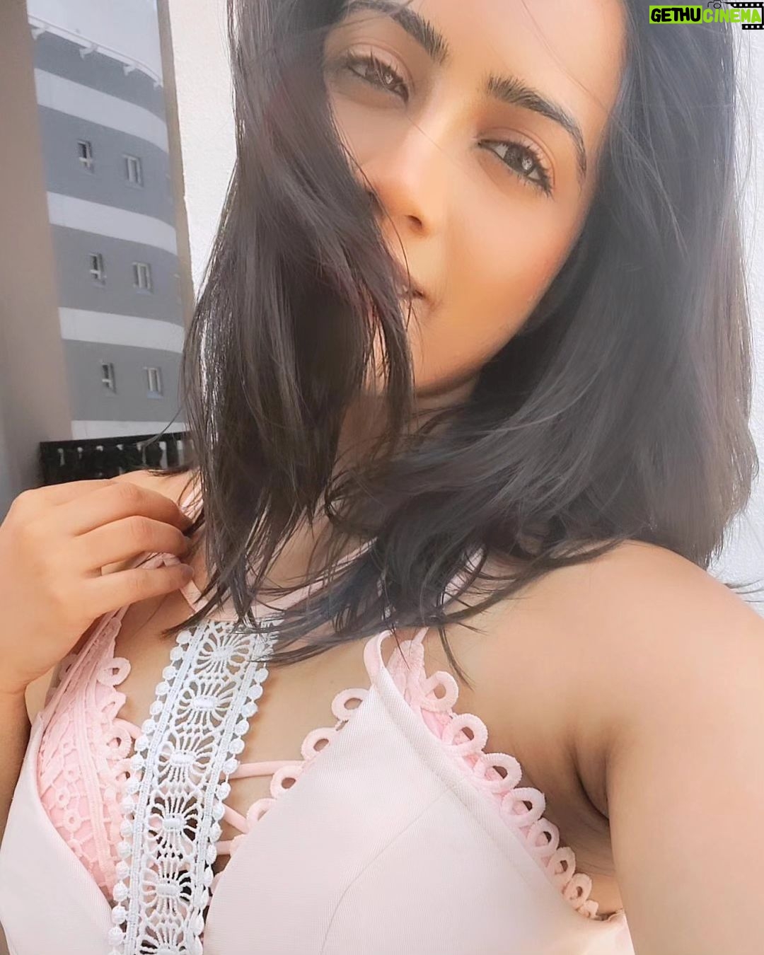 Amika Shail Instagram - Yalla habibi ! Come to Dubai 🤣 . . #AmikaShail #dubai #arab #uae #arabic #instagood Marina Walk Dubai