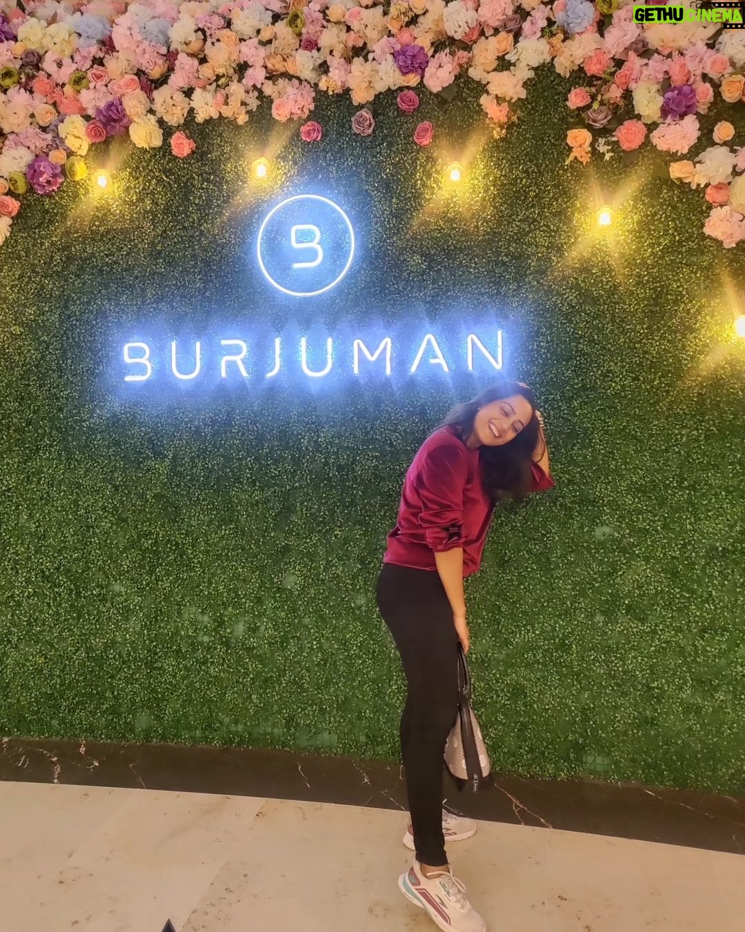 Amika Shail Instagram - DUBAI ...Here I am ❤️ . . 🕐 @justcavalli_official Styled by @leecooperindia 👜 @allensollyindia . #AmikaShail #dubai #arab #instadaily #dubailife Dubai