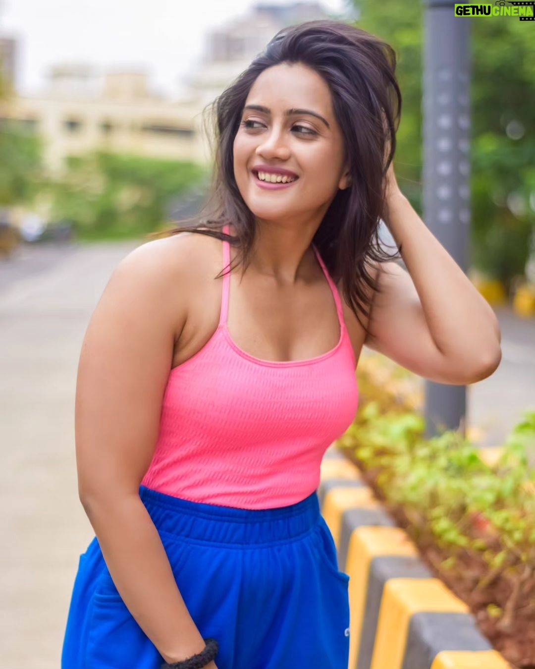 Amika Shail Instagram - Which pink is this ? πΈπ . . Click @pixtur0graphy . . #AmikaShail #pink #hotpink #instagood #instadaily #hot #ootd