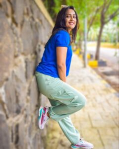 Amika Shail Instagram - I prefer Style with comfort.. Wearing @chkokko ❤️🌍 . . . #AmikaShail #chkokko #sport #sportwear #fitness #friday #instagood
