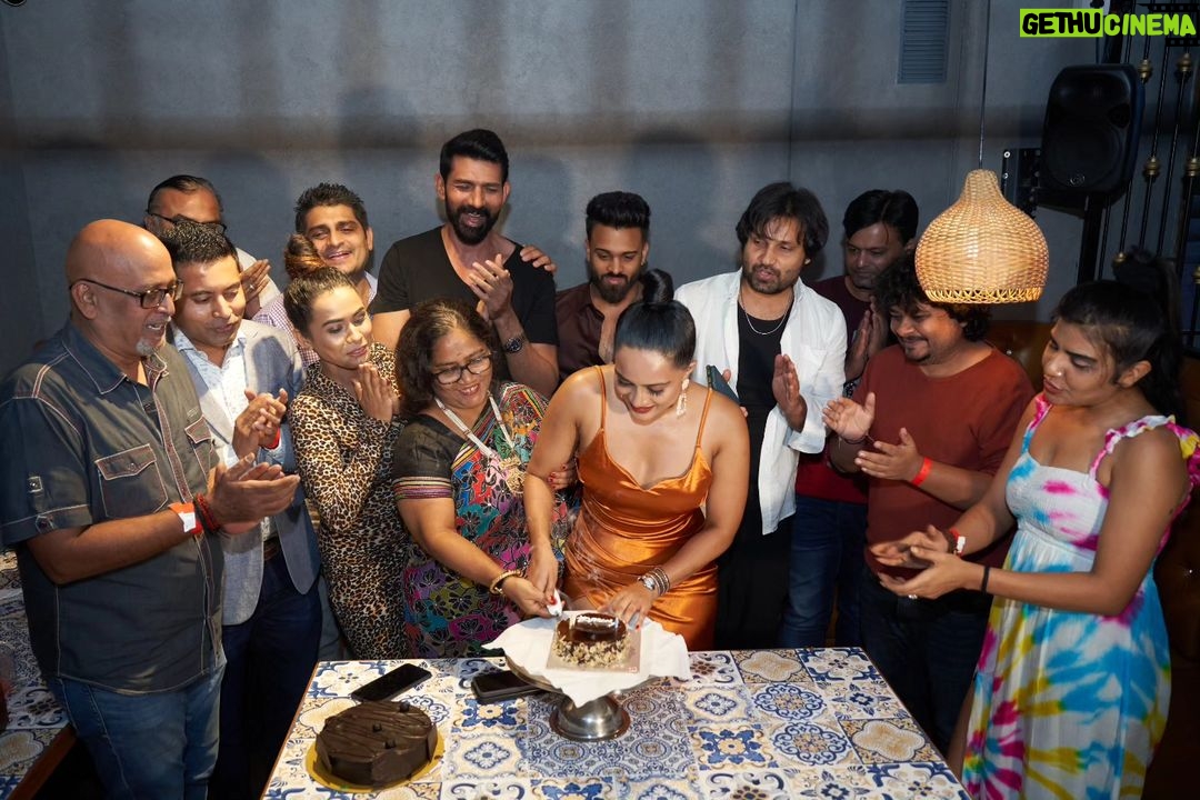 Amika Shail Instagram - Such a blast with my well wishers .. thank you everyone for making my day so beautiful ❤️ . . #AmikaShail #birthday #birthdaycelebration #birthdaycake #celebration