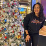 Amika Shail Instagram – Merry Christmas 🎄🎁
black hoodie 🧥 by @amikashailmerchandise 
You can also buy ..LINK in BIO..
.
.
.
#Amikashail #christmastime #merrychristmas #santaclaus #christmaslights #christmasdecor #merrychristmas🎄