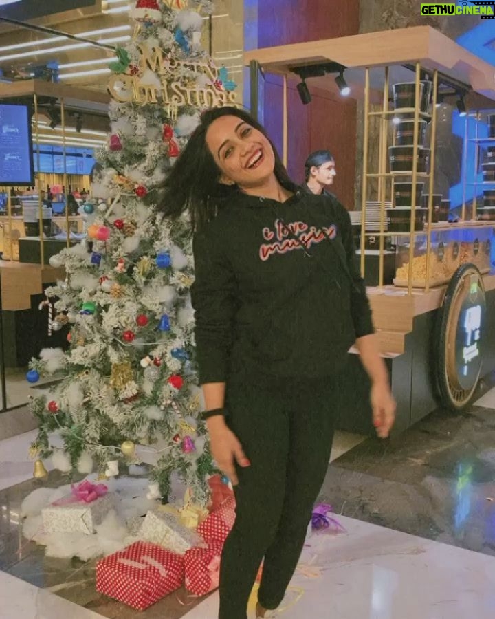 Amika Shail Instagram - Merry Christmas 🎄🎁 black hoodie 🧥 by @amikashailmerchandise You can also buy ..LINK in BIO.. . . . #Amikashail #christmastime #merrychristmas #santaclaus #christmaslights #christmasdecor #merrychristmas🎄