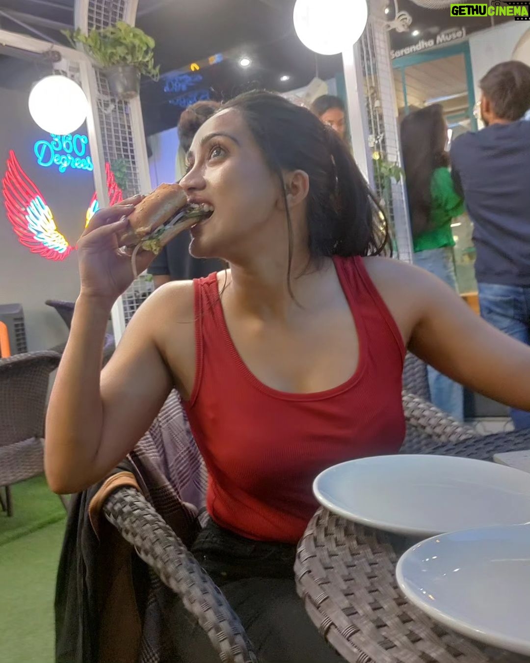 Amika Shail Instagram - I also eat burgers 🍔😋 . . #AmikaShail #junk #foodie #burger