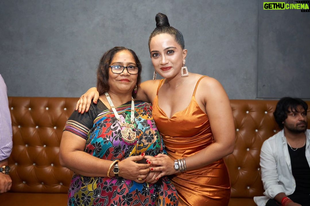 Amika Shail Instagram - Such a blast with my well wishers .. thank you everyone for making my day so beautiful ❤️ . . #AmikaShail #birthday #birthdaycelebration #birthdaycake #celebration