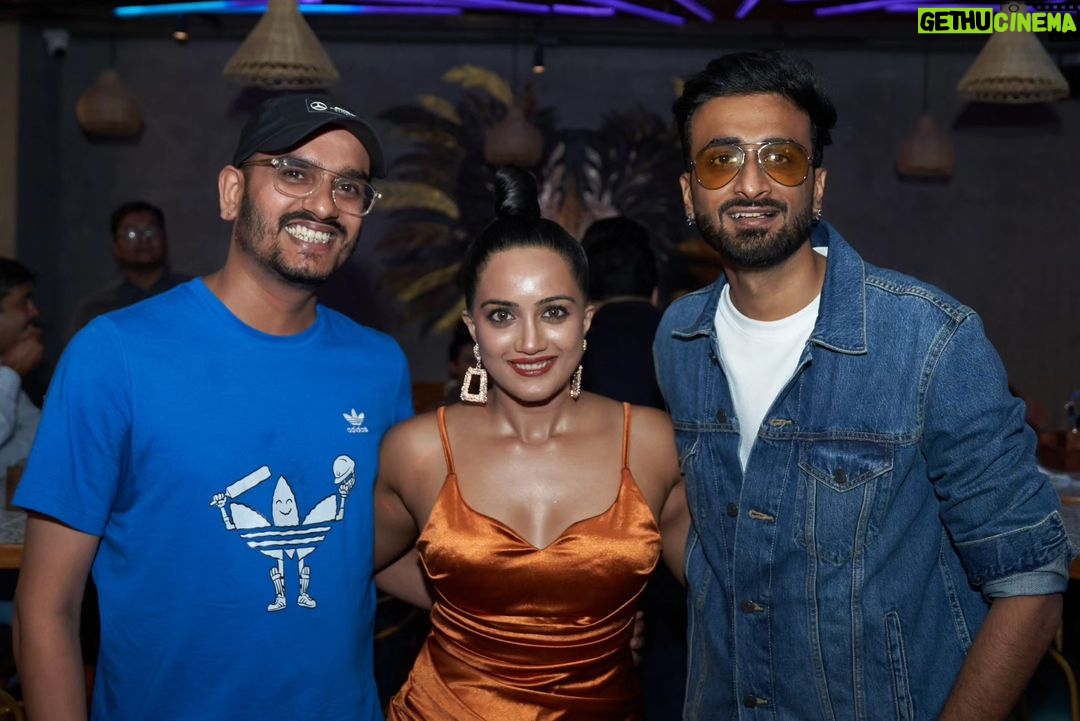 Amika Shail Instagram - Such a blast with my well wishers .. thank you everyone for making my day so beautiful ❤️ . . #AmikaShail #birthday #birthdaycelebration #birthdaycake #celebration