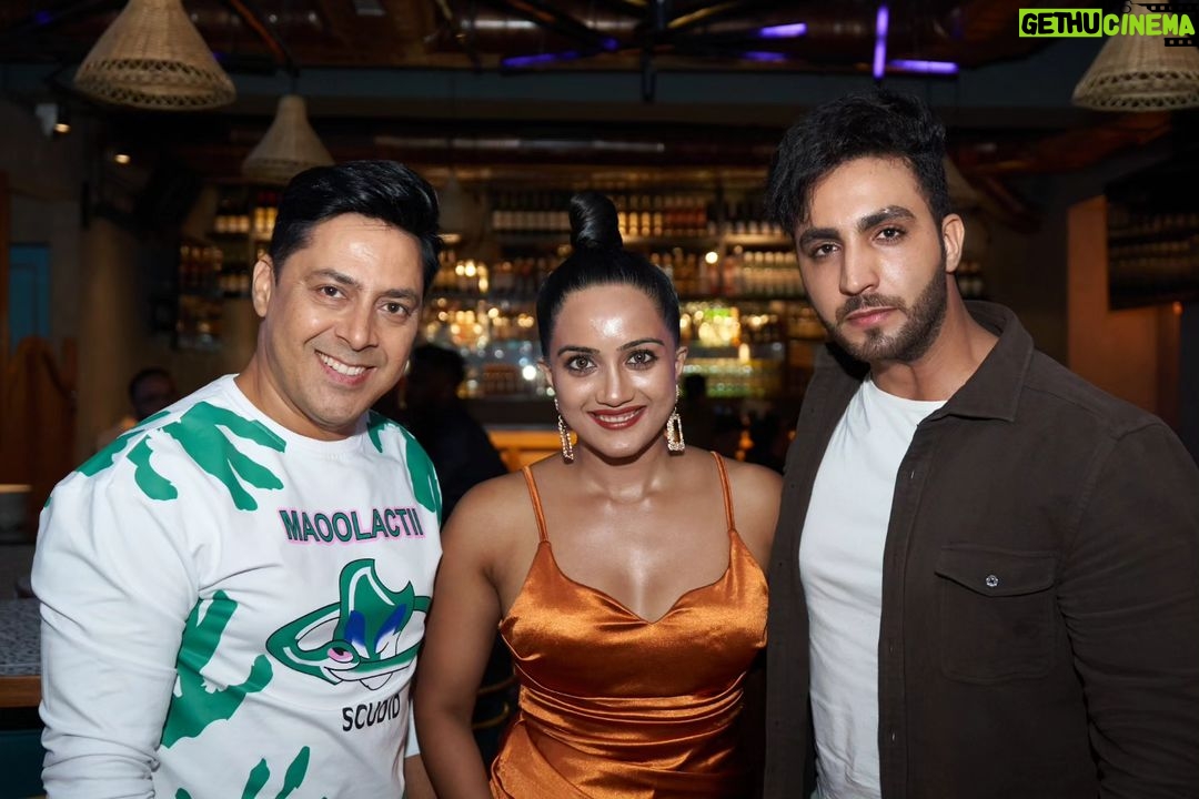 Amika Shail Instagram - Such a blast with my well wishers .. thank you everyone for making my day so beautiful ❤️ . . #AmikaShail #birthday #birthdaycelebration #birthdaycake #celebration